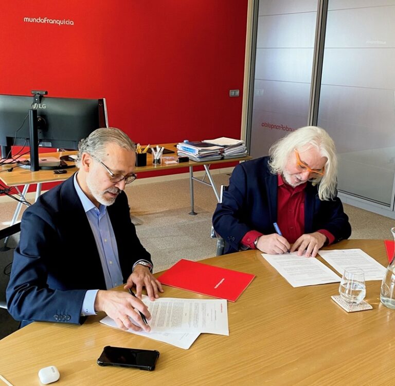 Firma del acuerdo entre mundoFranquicia y UNIQ Business School